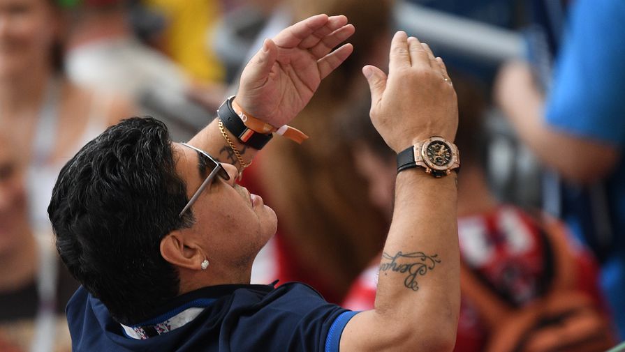 Диего Марадона на матче Франция — Аргентина