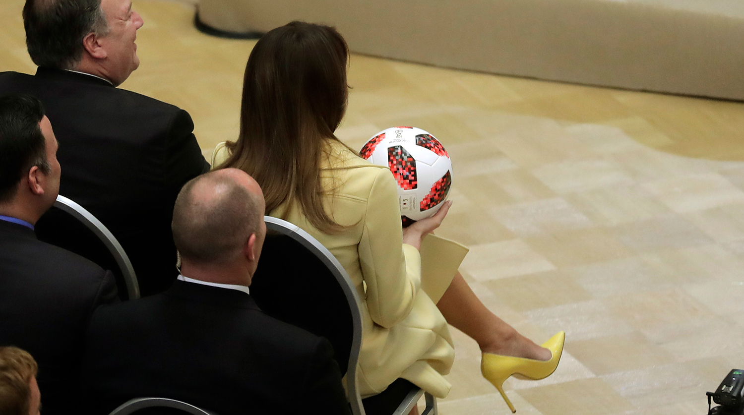 Первая леди США Меланья Трамп с подарком от Путина о время пресс-конференции президентов двух стран, 16 июля 2018 года