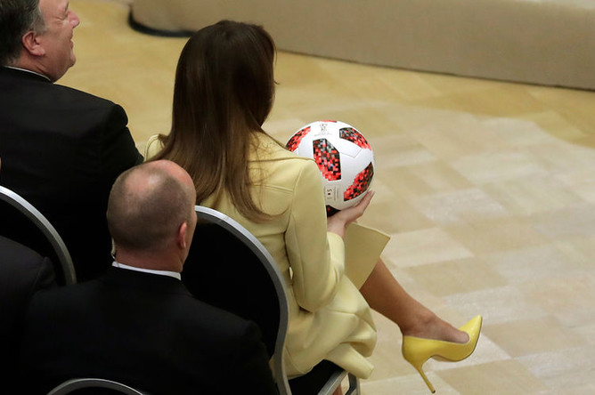 Первая леди США Меланья Трамп с подарком от Путина о время пресс-конференции президентов двух стран, 16 июля 2018 года