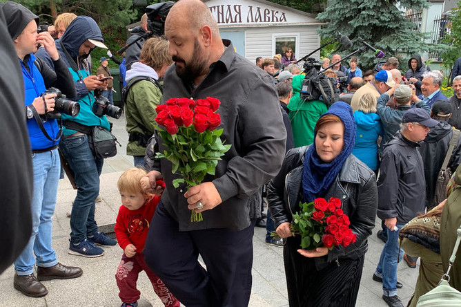 На церемонии прощания с певцом Вилли Токаревым в Москве, 9 августа 2019 года