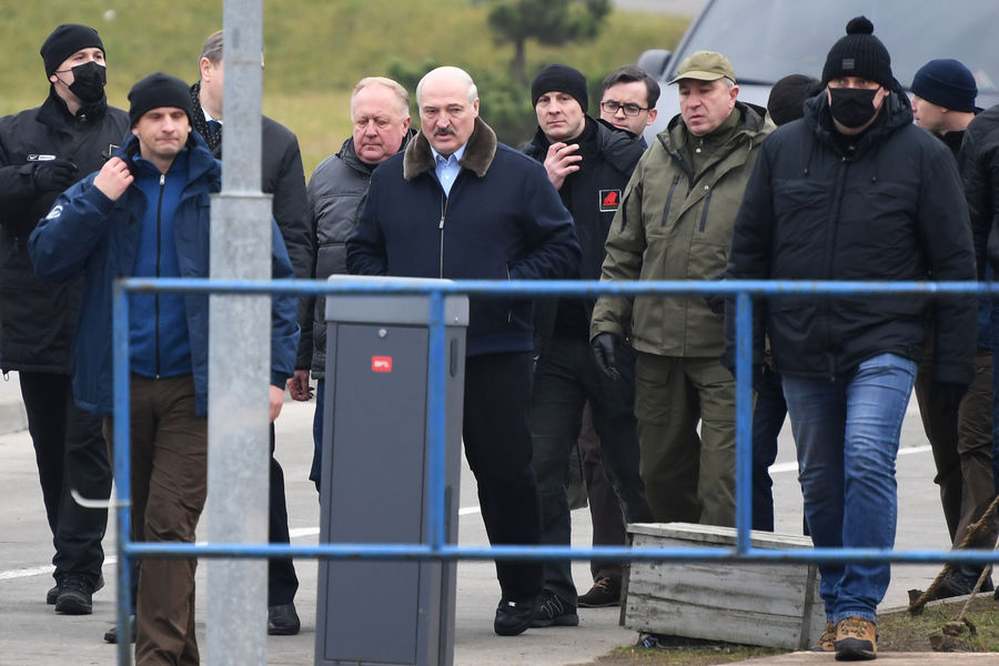 Президент Белоруссии Александр Лукашенко во время встречи с&nbsp;мигрантами возле пункта пропуска &laquo;Брузги&raquo; на&nbsp;белорусско-польской границе, 26&nbsp;ноября 2021&nbsp;года