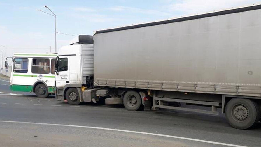 В Омской области фура врезалась в автобус с 20 пассажирами