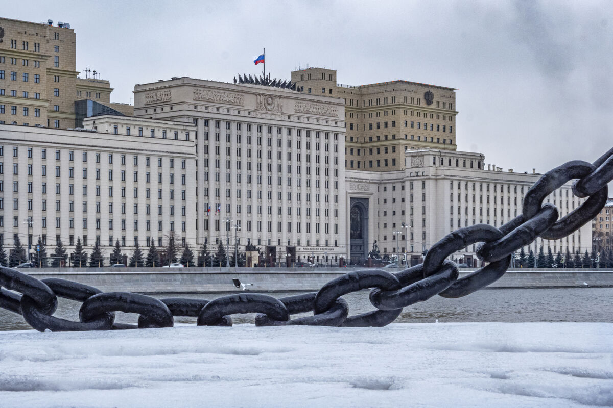 Напротив здания Минобороны в Москве обнаружили подозрительную камеру. Ее  владельцем оказалась ФСБ - Газета.Ru