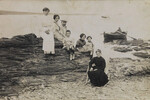 Семья Дали: горничная, мать и отец Сальвадора Дали, Сальвадор, Катерина, сестра художника Анна Мария и бабушка Анна (слева направо)