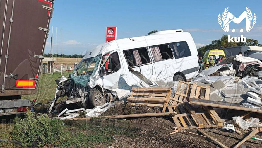 На Кубани машина столкнулась с грузовиком и микроавтобусом, более 10 человек пострадали