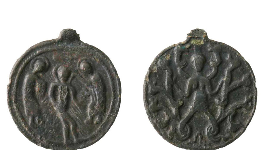 В Москве отреставрировали древнерусский амулет со змееногой женщиной