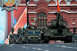Танк Т-34-85 (справа) и бронеавтомобили «Тигр» во время военного парада на Красной площади в честь 71-й годовщины Победы в Великой Отечественной войне 1941-1945 годов