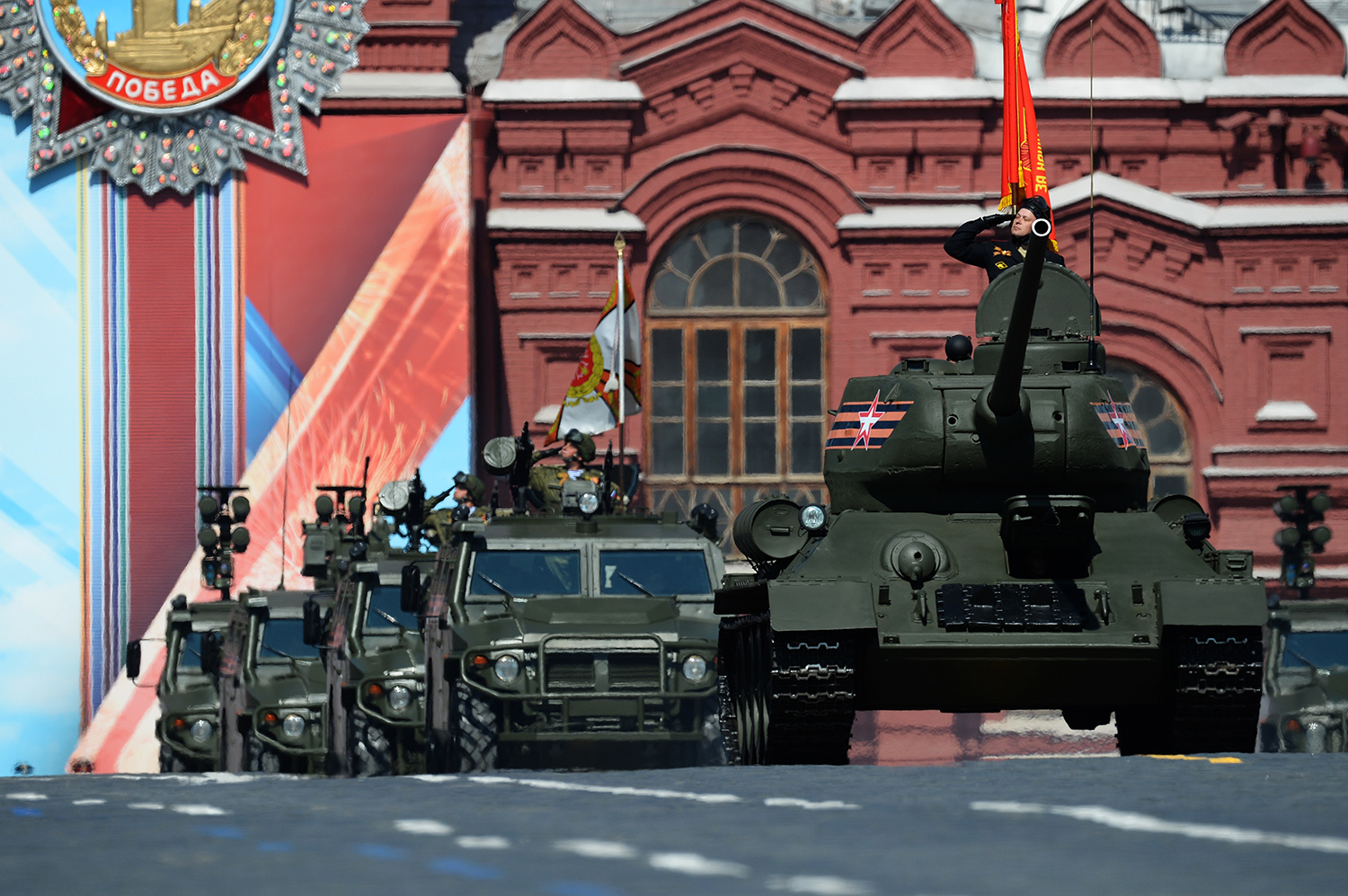 Танк Т-34-85 (справа) и бронеавтомобили «Тигр» во время военного парада на Красной площади в честь 71-й годовщины Победы в Великой Отечественной войне 1941-1945 годов