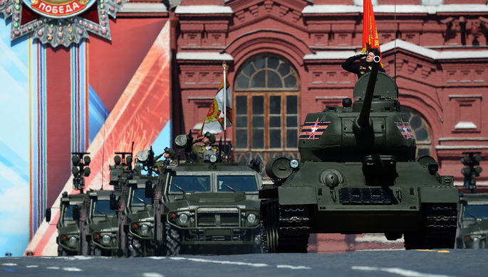 Танк Т-34-85 (справа) и бронеавтомобили «Тигр» во время военного парада на Красной...