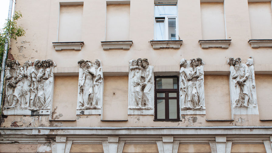 Применение орнаментов и барельефов для украшения фасада здания
