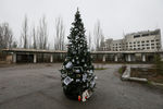 Новогодняя елка в Припяти, впервые установленная в городе после аварии на ЧАЭС, 25 декабря 2019 года