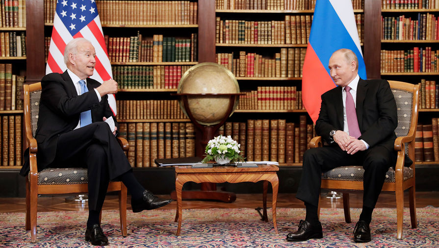 Президент России Владимир Путин и президент США Джо Байден во время встречи в рамках российско-американского саммита на вилле Ла-Гранж в Женеве, 16 июня 2021 года