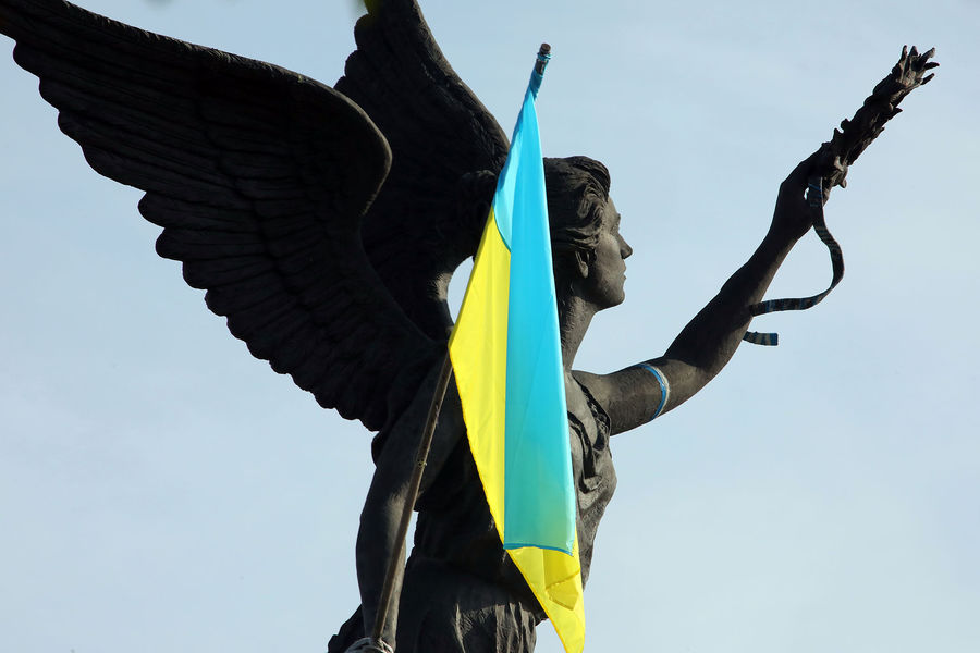 Памятник Независимости «Летящая Украина» и флаг Украины в Харькове