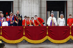 Король Великобритании Карл III и королева Камилла в окружении королевской семьи на балконе Букингемского дворца после церемонии коронации в Лондоне, 6 мая 2023 года