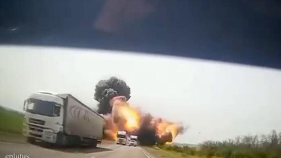 В сети появилось видео взрыва на трассе во время движения ЧВК 