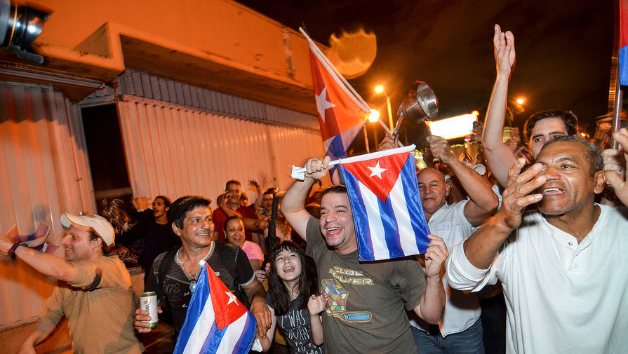 Кубинские эмигранты на&nbsp;улицах Маленькой Гаваны в&nbsp;Майами празднуют известие о&nbsp;смерти Фиделя Кастро