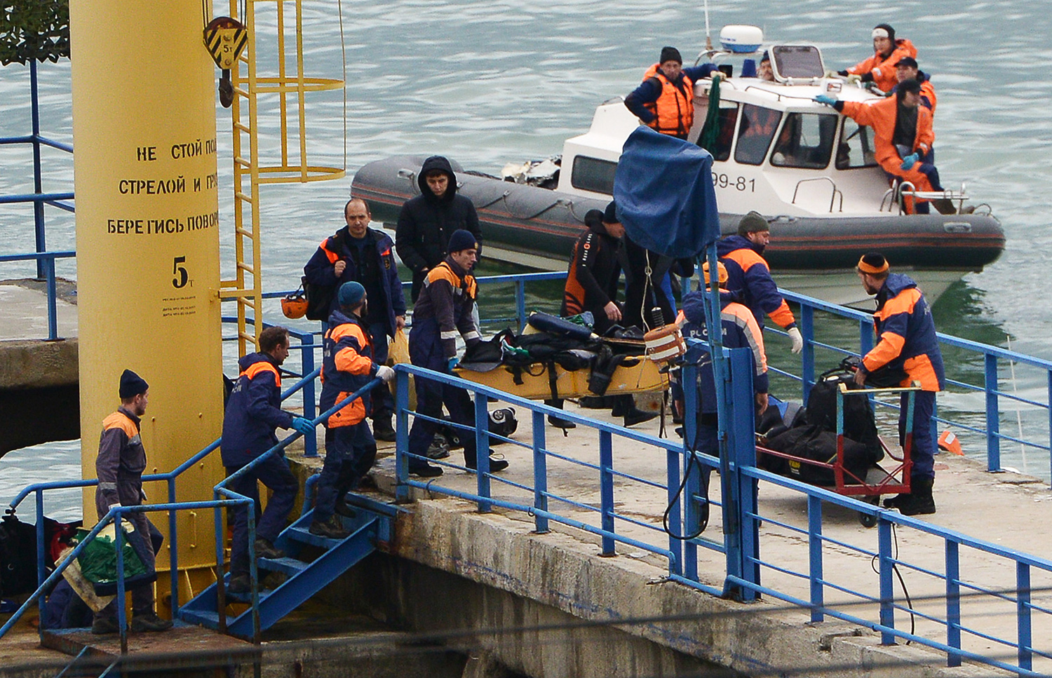 Во время поисково-спасательных работ после крушения самолета ТУ-154 Минобороны РФ