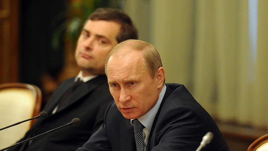 Вице-премьер Владислав Сурков и премьер-министр Владимир Путин на заседании в Доме правительства России, май 2012 года