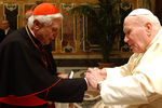 Папа Римский Иоанн Павел II и Бенедикт XVI, 2004 год