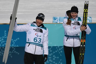 Церемония награждения призеров биатлонной гонки на дистанции 6 км в классе «стоя» на Паралимпиаде-2018 (слева направо): Анна Миленина (Россия) — серебряная медаль и Екатерина Румянцева (Россия) — золотая медаль