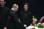Президент России Владимир Путин во время церемонии прощания с Олегом Табаковым в МХТ имени Чехова, 15 марта 2018 года