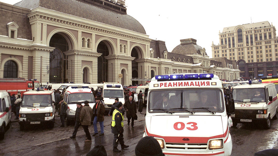 Машины «скорой помощи», прибывшие в район станции метро «Павелецкая», готовы принять пострадавших от взрыва в одном из вагонов поезда, следующего от станции «Автозаводская».В результате этого теракта погибли 42 человека