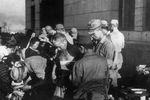 Выжившие люди получают медицинскую помощь после удара атомной бомбы 6 августа 1945 года 