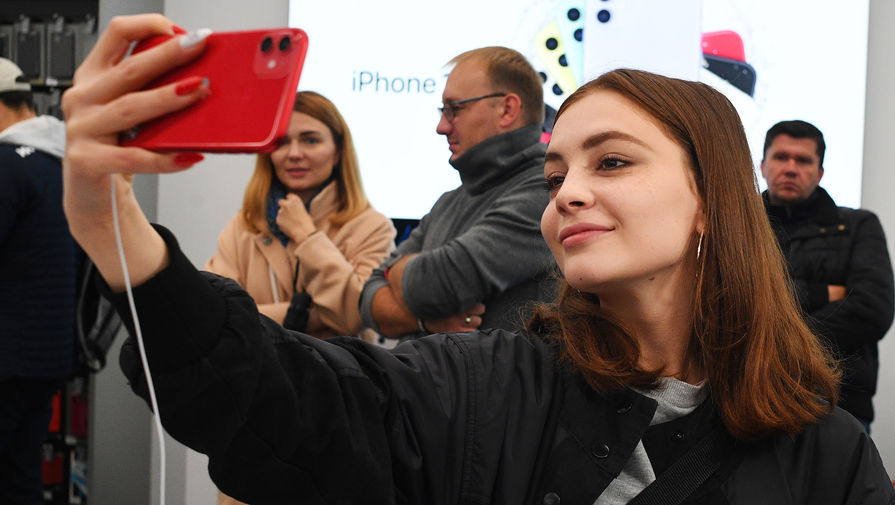 Покупательница в магазине в центре в Москве, где 20 сентября начались продажи новых iPhone 11, iPhone 11 Pro и iPhone 11 Pro Max
