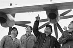 Местные жители осматривают советский самолет АН-22, доставивший в Лиму гуманитарную помощь после землятресения, 1970 год