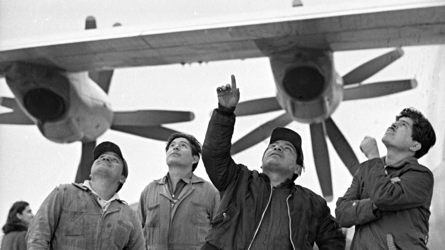 Местные жители осматривают советский самолет АН-22, доставивший в Лиму гуманитарную помощь после землятресения, 1970 год