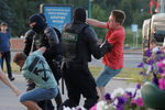 Сотрудники спецназа задерживают участников акций протеста в Минске после выборов президента Белоруссии, 10 августа 2020 года