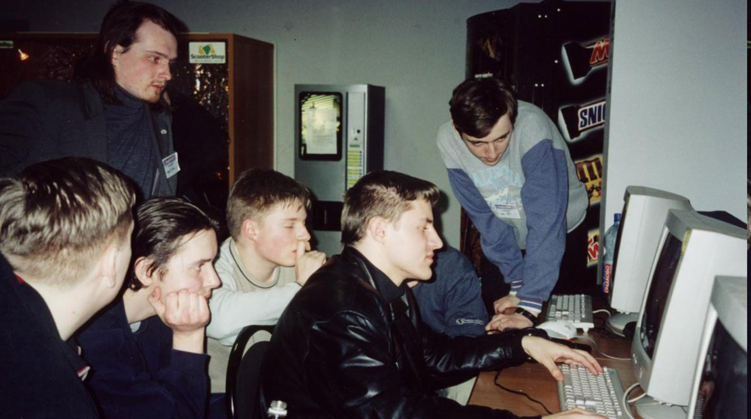 Начало двухтысячного года. Компьютерный клуб 90-х. Компьютерный клуб 90е. Игровые клубы 90х. Интернет кафе 90х.