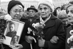 Бывшие политзаключённые участвуют в митинге, посвящённому открытию памятника жертвам политических репрессий - Соловецкого камня, 30 октября 1990 года