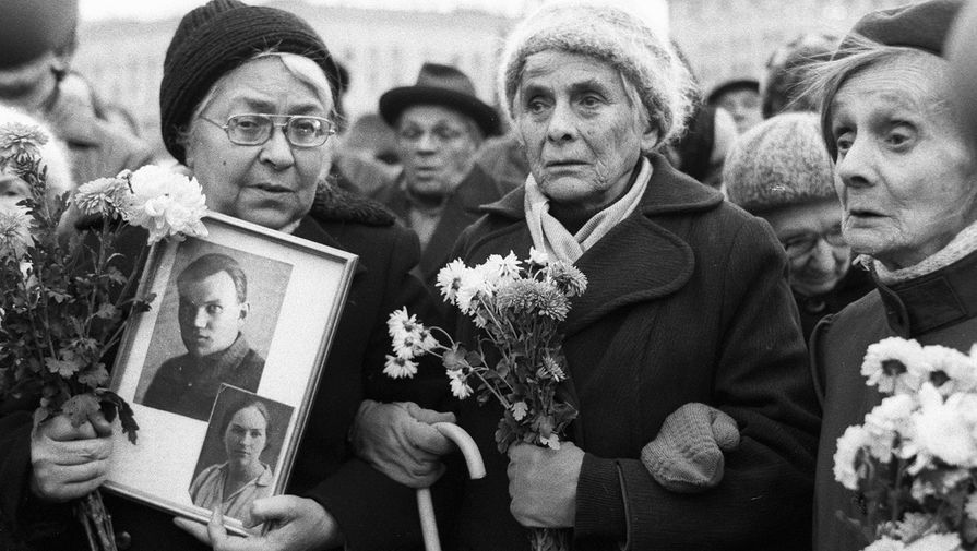 Бывшие политзаключённые участвуют в&nbsp;митинге, посвящённому открытию памятника жертвам политических репрессий&nbsp;- Соловецкого камня, 30 октября 1990 года
