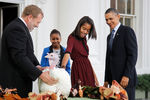 Барак Обама с дочерьми на церемонии помилования, 2011 год
