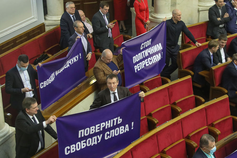 Diputados de la Verjovna Rada de Ucrania con carteles 