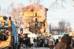Местные жители и экстренные службы на месте взрыва бытового газа в жилом доме на Сахалине, 19 ноября 2022 года