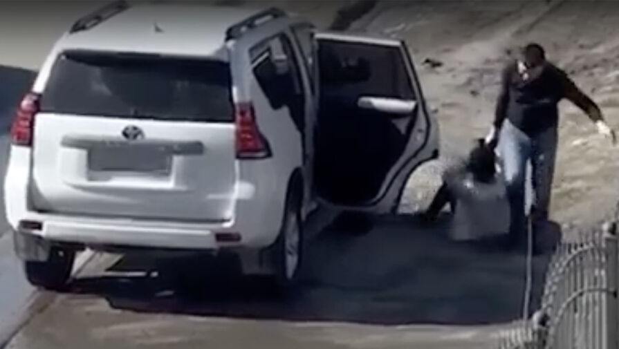 В Чувашии экс-чиновник протащил свою жену за волосы по дороге и попал на видео
