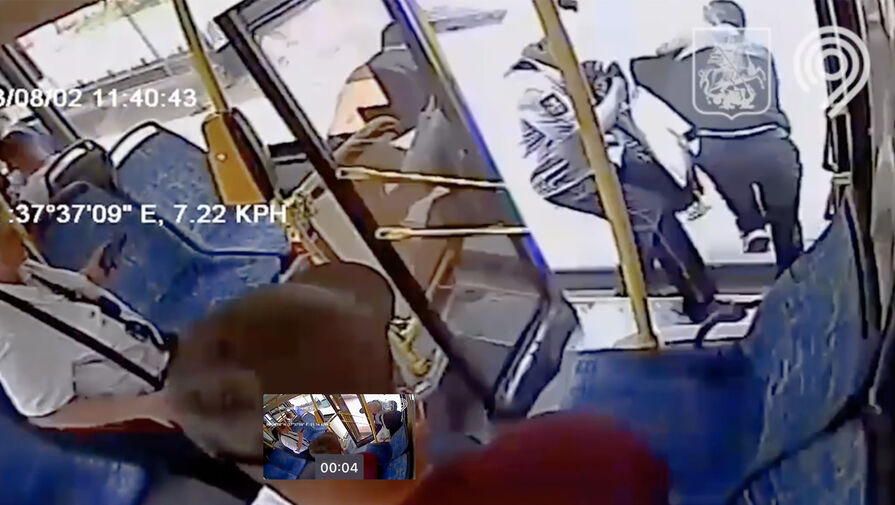 На видео попал москвич, который выкинул контролера из автобуса