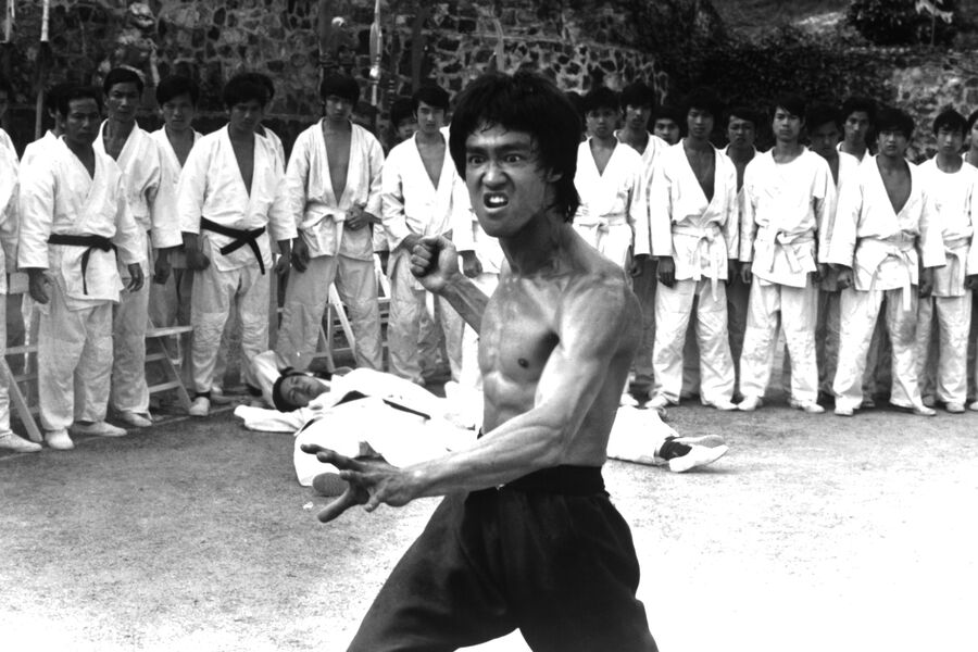 В&nbsp;семь лет Брюс Ли начал заниматься с&nbsp;отцом тай-чи. В&nbsp;12 лет его отдали учиться в&nbsp;католическую школу в&nbsp;Гонконге, а в&nbsp;16 из-за плохой успеваемости (и, скорее всего, поведения) его перевели в&nbsp;немецкий колледж, где актер начал тренироваться в&nbsp;боксерской команде. В&nbsp;1958-м он стал победителем турнира в&nbsp;своем колледже, а еще занял первое место на&nbsp;чемпионате Гонконга по&nbsp;танцу ча-ча-ча.
<br><br>
При&nbsp;этом еще в&nbsp;1953-м он начал заниматься у&nbsp;знаменитого мастера направления кунг-фу Вин-Чун Ип Мана. Тот поначалу отказывался тренировать Маленького Дракона из-за его недостаточно китайского происхождения. После того, как мастер все же принял Брюса Ли в&nbsp;школу, многие соученики отказывались от спарринга с&nbsp;ним по&nbsp;той же причине. Ему пришлось покинуть студию и заниматься с&nbsp;Ип Маном частным образом.