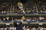 Первая ракетка мира Роджер Федерер забивает смэш в матче с американцем Дональдом Янгом