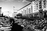 Прифронтовая Москва готовится к зиме. На улице Горького сложены дрова. Сентябрь 1941 года