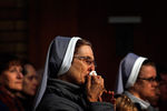 Монахиня, член австралийской украинской общины, плачет на молитвенном бдении. Сидней, Австралия