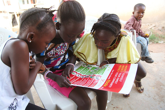 Либерийские девочки читают плакат UNICEF, рассказывающий о&nbsp;смертельно опасном заболевании, а также о&nbsp;том, как им не заразиться