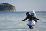 Дайвер в костюме Снегурочки во время погружения в бухте Щитовая
