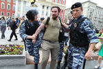 Сотрудники полиции задерживают православного активиста Дмитрия Энтео (Цорионов) на несанкционированном параде ЛГБТ-сообщества