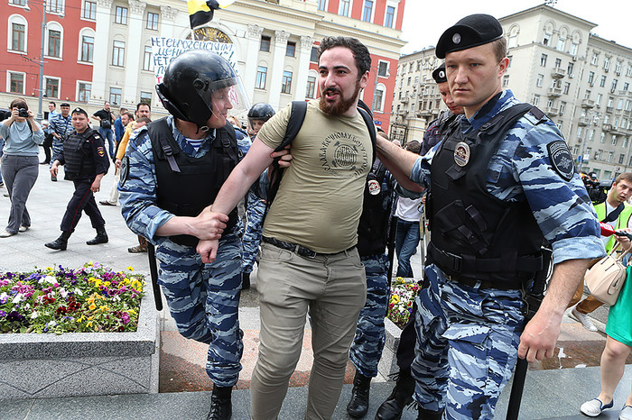 Сотрудники полиции задерживают православного активиста Дмитрия Энтео (Цорионов) на&nbsp;несанкционированном параде ЛГБТ-сообщества
