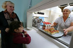 Девочка из Сирии Гхеда Хаддад во время завтрака в столовой в Ивановской школе-интернате