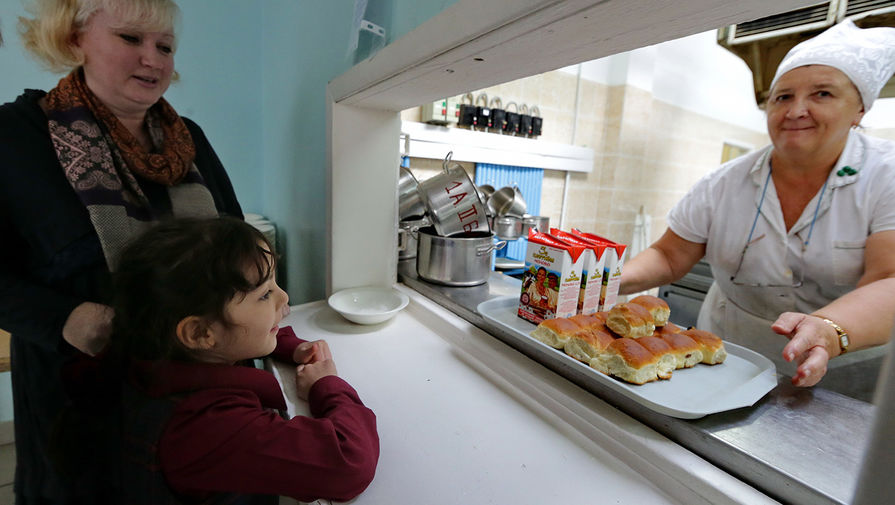 Девочка из&nbsp;Сирии Гхеда Хаддад во время завтрака в&nbsp;столовой в&nbsp;Ивановской школе-интернате