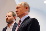 Гендиректор «Яндекса» Аркадий Волож и президент России Владимир Путин во время посещения главного офиса «Яндекса» в честь 20-летнего юбилея компании, 21 сентября 2017 года